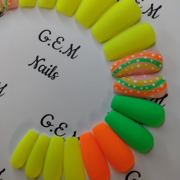 Press on nails (medium coffin ) - Picture 2 of 3